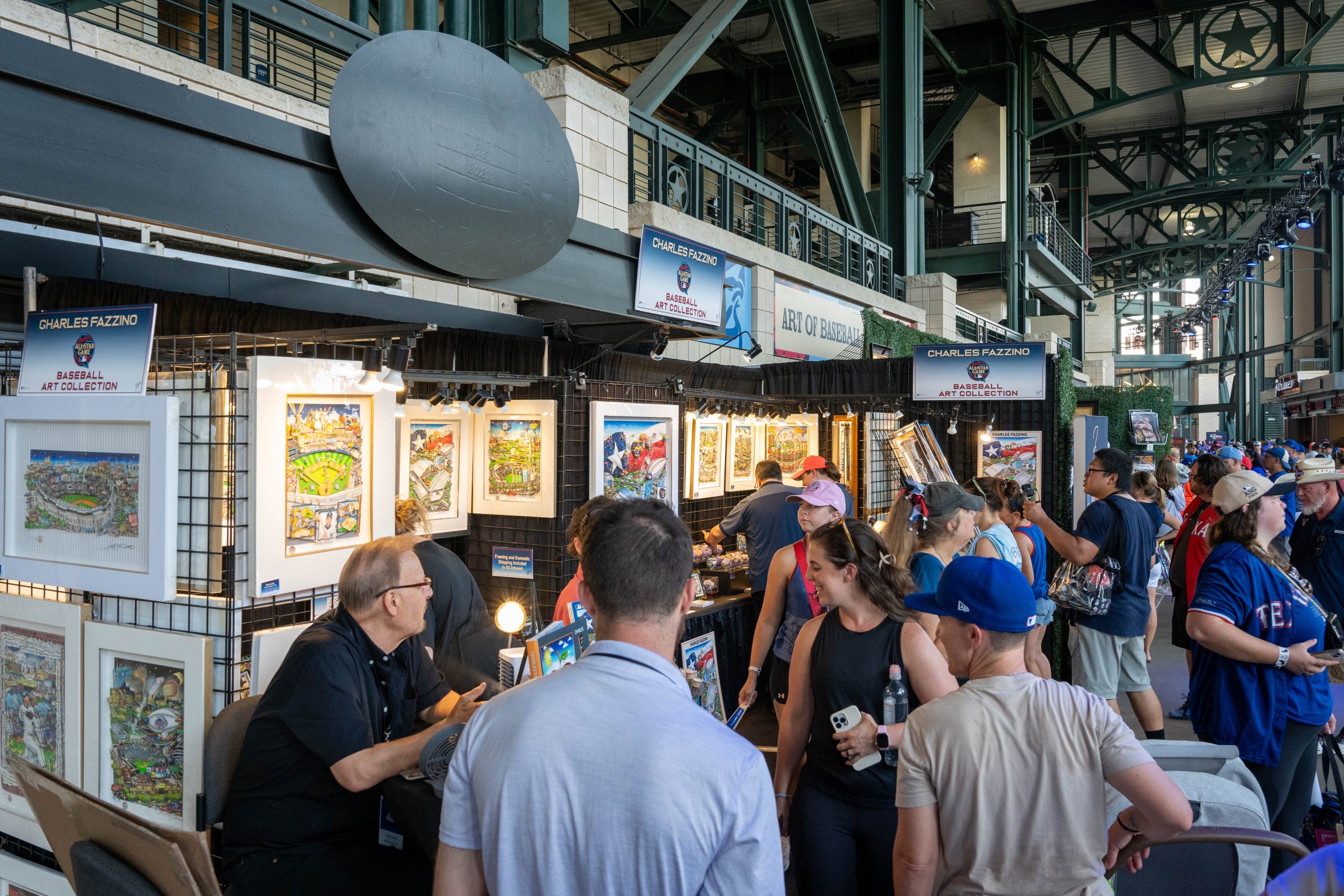 Un grupo de fanáticos se reúne alrededor del Fazzino en la experiencia del Juego de Estrellas de la MLB para ver las obras de arte colgadas en las paredes.